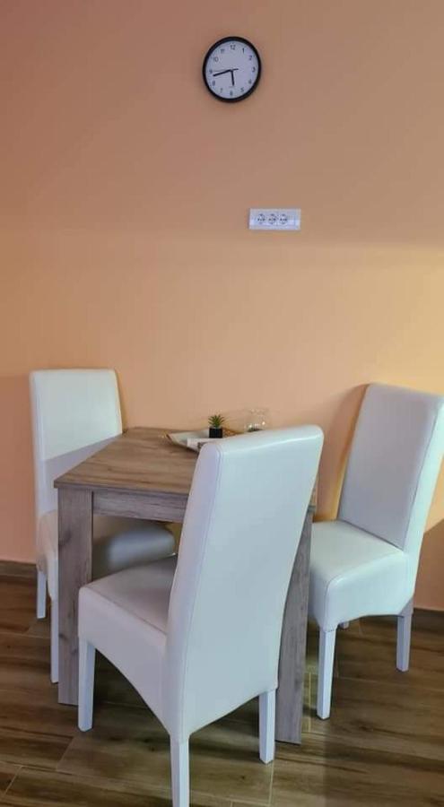 Ales Apartman Sombor Esterno foto